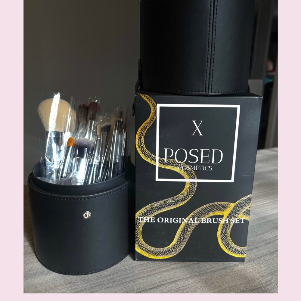 NWT / X POSED  COSMETIC / 33 BRUSHES SET+BEAUTY SPONGE / HOLDER / BLACK